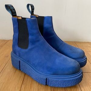 John Fluevog 
PICCOLOMINI
PLATFORM CHELSEA BOOT